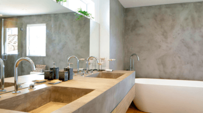 baño completo con microcemento en la pared