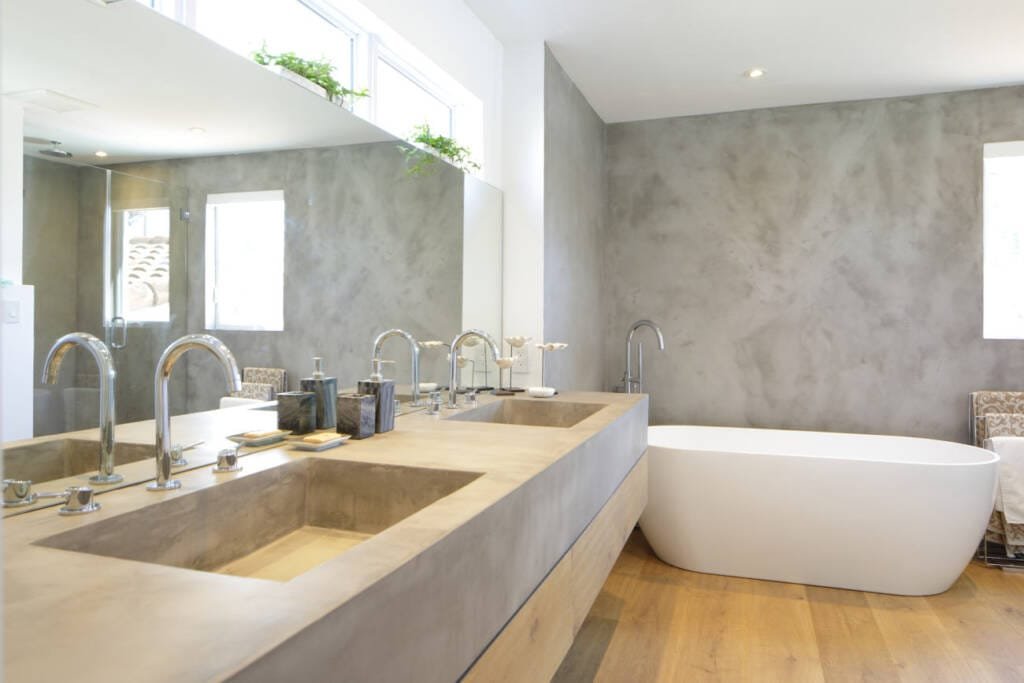 baño con micrecemento en la pared