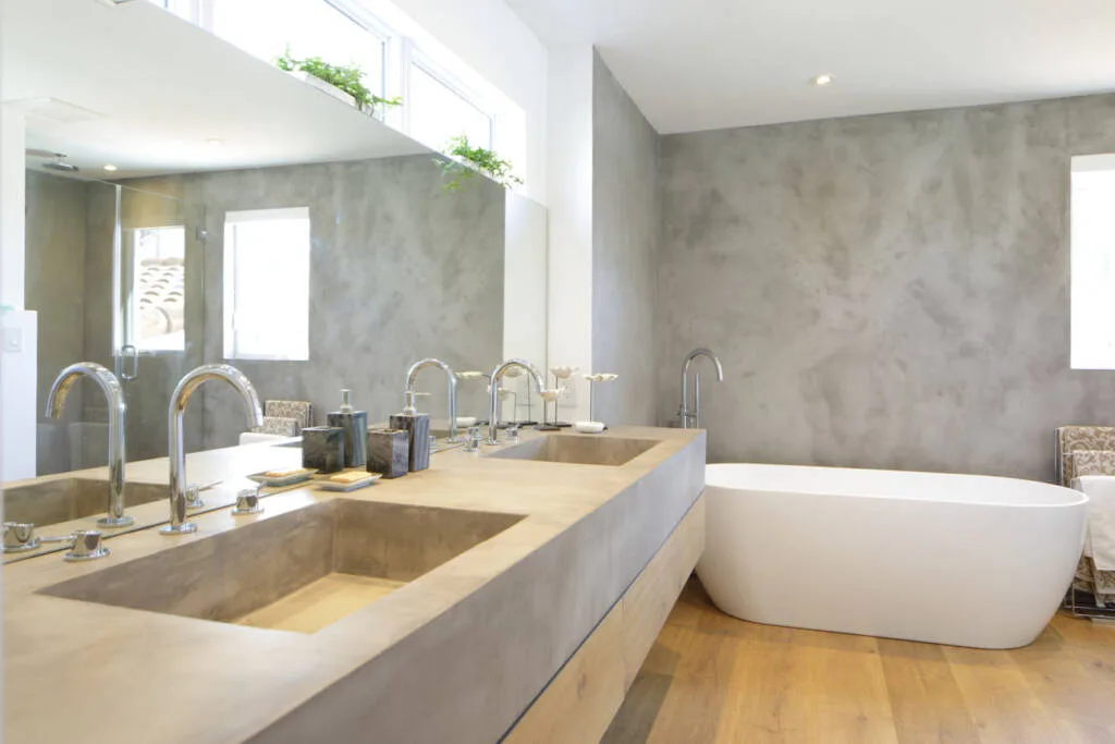 baño con micrecemento en la pared