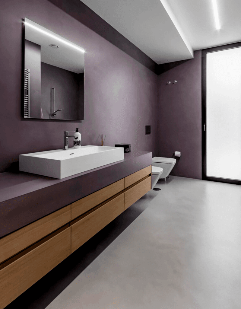 reformas integrales y aplicación de microcemento en suelo de baño moderno
