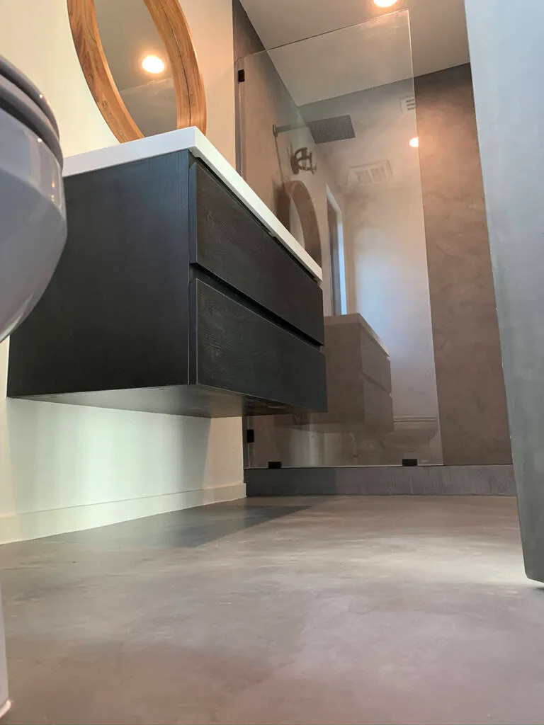 aplicacion de microcemento en baños modernos - cambiar bañera por plato de ducha