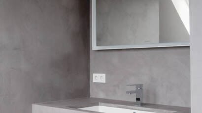 diseño de baño con microcemento en paredes