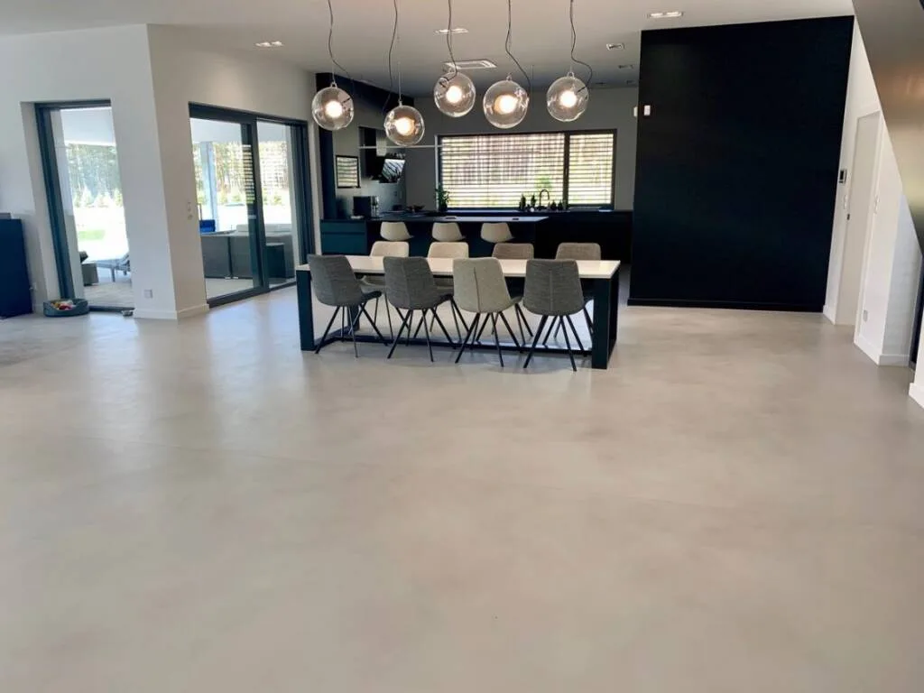 cocinas con acabado de microcemento en color gris - suelo continuo sin juntas