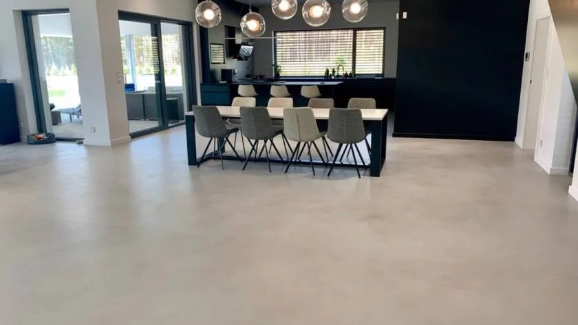 cocinas con acabado de microcemento en color gris - suelo continuo sin juntas
