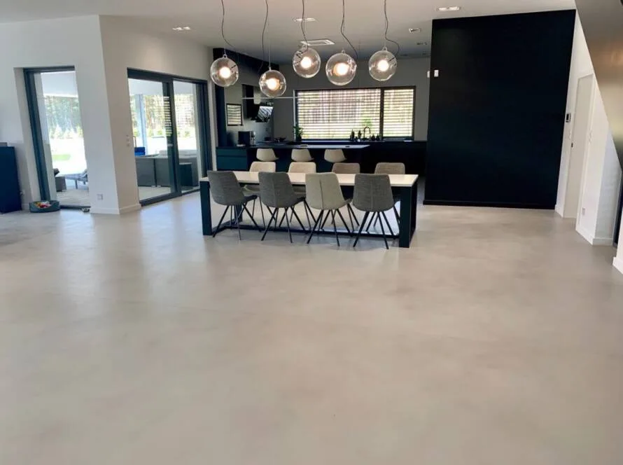 cocinas con acabado de microcemento en color gris - suelo continuo sin juntas