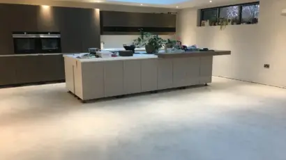 cocina con acabado de microcemento en suelo y paredes