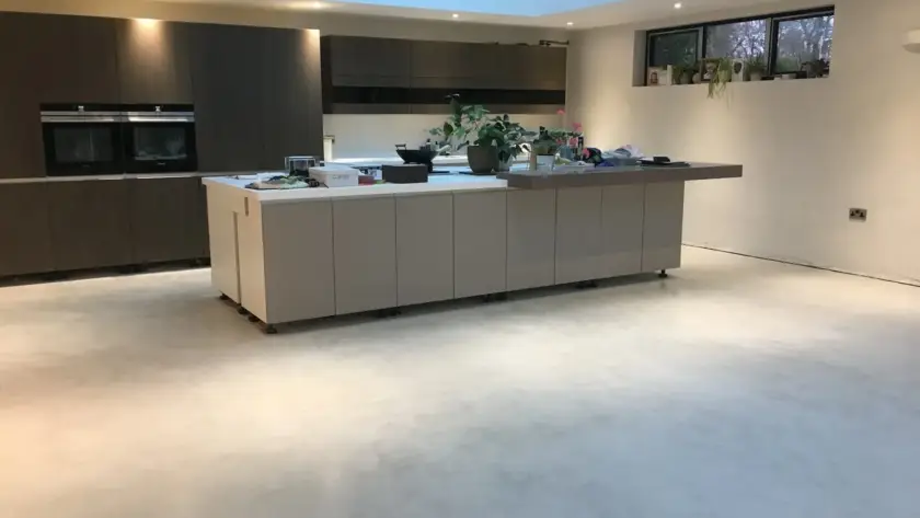 cocina con acabado de microcemento en suelo y paredes