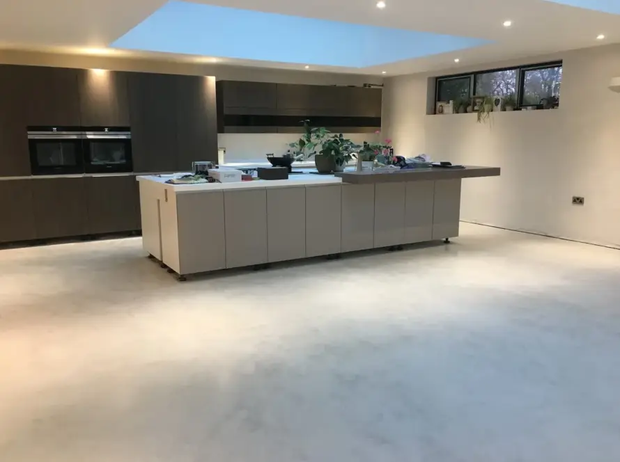 cocina con acabado de microcemento en suelo y paredes