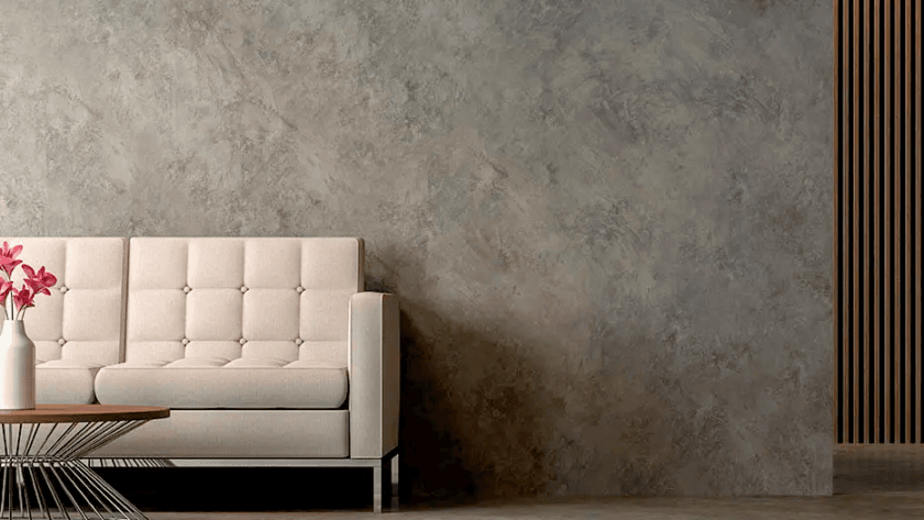 Salón con revestimiento de microcemento y living blanco