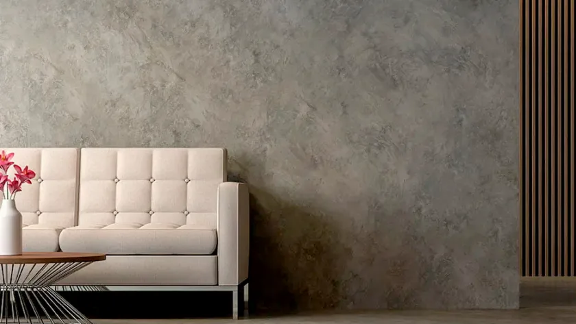Salón con revestimiento de microcemento y living blanco